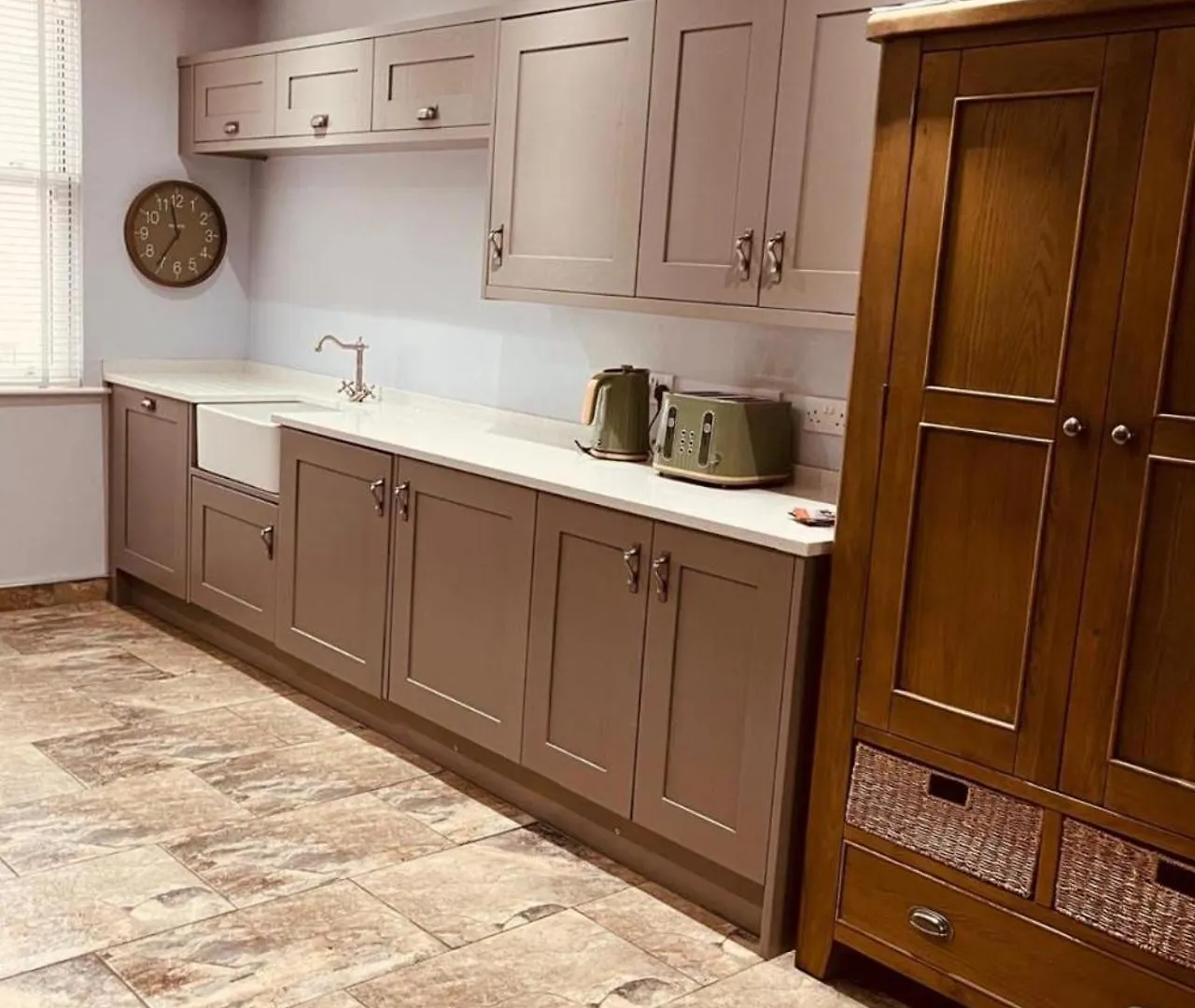 Central Beverley 4-Bedroom Townhouse בית נופש
